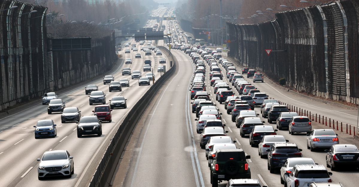 ▲설 연휴 사흘째인 11일 서울 잠원IC 인근 경부고속도로 양방향이 정체를 빚고 있다. (뉴시스)