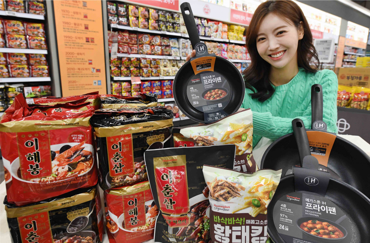 ▲12일 모델이 서울 강서구 등촌동 홈플러스 메가푸드마켓 강서점에서 PB상품을 소개하고 있다. (사진제공=홈플러스)
