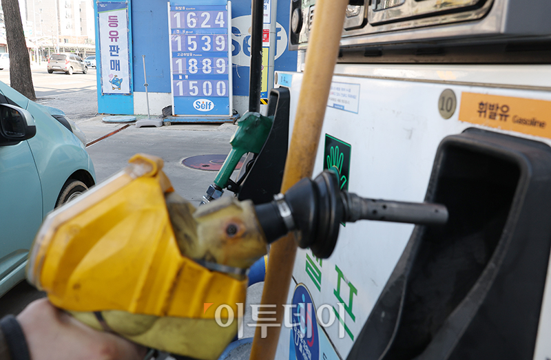 ▲정부가 이달 말 종료 예정인 유류세 인하 조치 연장 여부를 고심중인 가운데 12일 한국석유공사 유가정보시스템 오피넷에 따르면 전국 주유소의 휘발유 평균 판매 가격이 2개월만에 1600원대를 기록했다. 경유가격도 소폭 상승해 1500원대를 나타냈다. 사진은 서울의 한 주유소. 고이란 기자 photoeran@