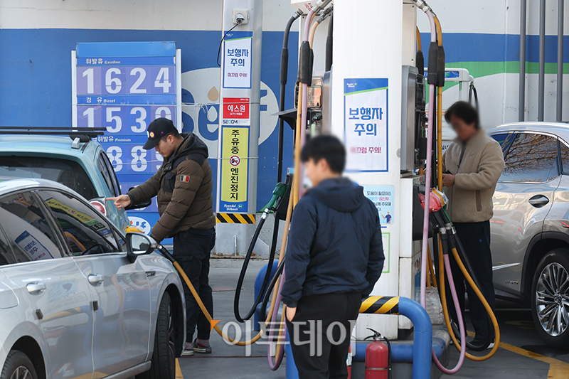 ▲정부가 이달 말 종료 예정인 유류세 인하 조치 연장 여부를 고심중인 가운데 12일 한국석유공사 유가정보시스템 오피넷에 따르면 전국 주유소의 휘발유 평균 판매 가격이 2개월만에 1600원대를 기록했다. 경유가격도 소폭 상승해 1500원대를 나타냈다. 사진은 서울의 한 주유소. 고이란 기자 photoeran@