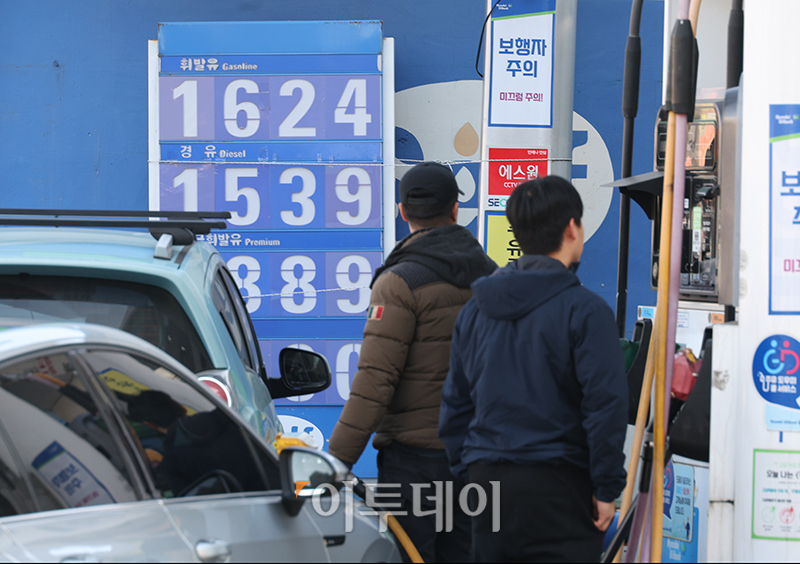 ▲정부가 이달 말 종료 예정인 유류세 인하 조치 연장 여부를 고심중인 가운데 12일 한국석유공사 유가정보시스템 오피넷에 따르면 전국 주유소의 휘발유 평균 판매 가격이 2개월만에 1600원대를 기록했다. 경유가격도 소폭 상승해 1500원대를 나타냈다. 사진은 서울의 한 주유소. 고이란 기자 photoeran@