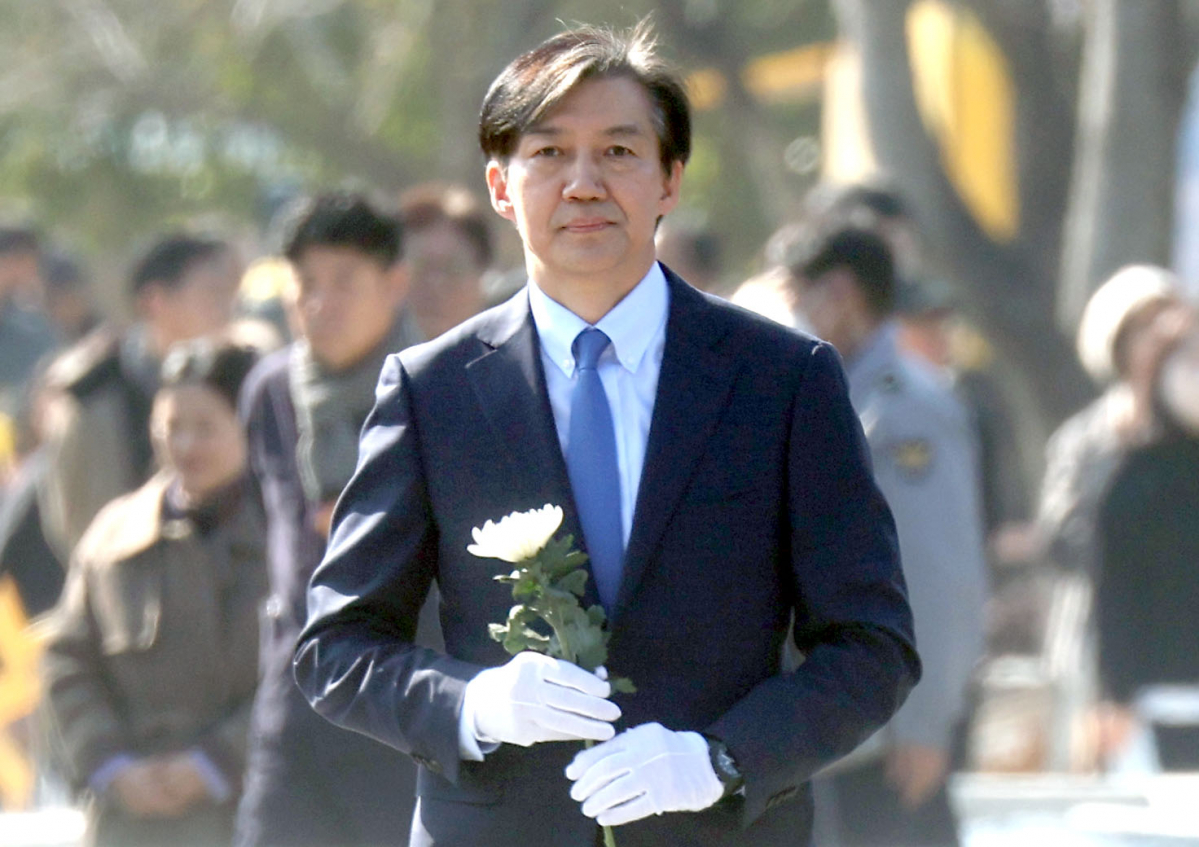 ▲<YONHAP PHOTO-3774> 봉하마을 찾은 조국 전 장관    (김해=연합뉴스) 김동민 기자 = 조국 전 법무부 장관이 설 연휴 마지막 날인 12일 오후 경남 김해시 진영읍 봉하마을 고(故) 노무현 전 대통령 묘역을 참배하고 있다. 2024.2.12    image@yna.co.kr/2024-02-12 15:49:22/<저작권자 ⓒ 1980-2024 ㈜연합뉴스. 무단 전재 재배포 금지, AI 학습 및 활용 금지>