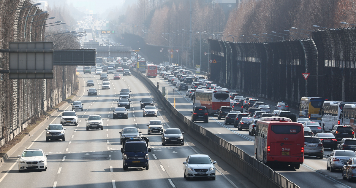 ▲설 연휴 마지막 날인 12일 오후 서울 잠원IC 인근에서 상행(왼쪽)·하행(오른쪽) 차량들이 이동하고 있다. (연합뉴스)