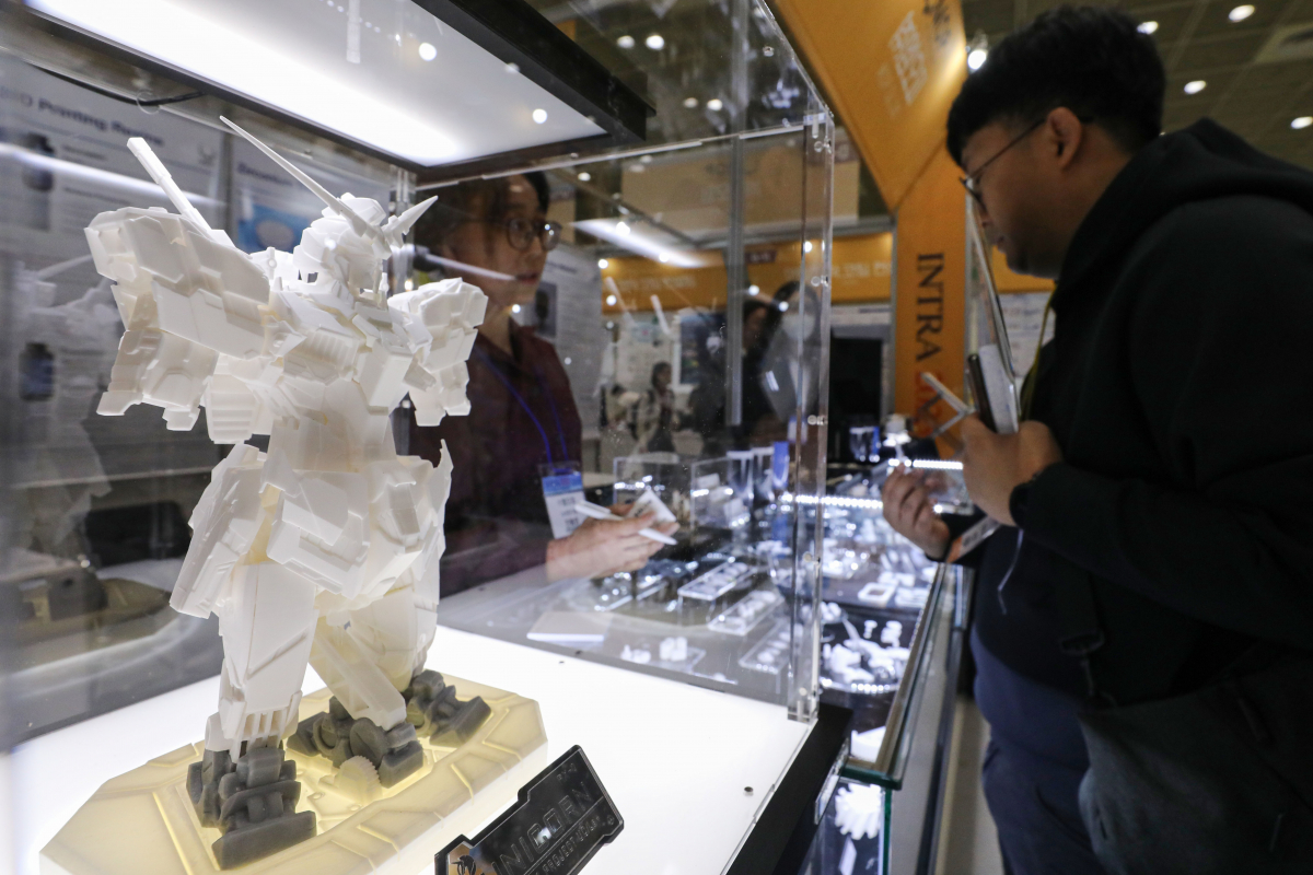 ▲지난해 10월 18일 서울 강남구 코엑스에서 열린 제11회 국제첨단소재(세라믹,탄소,복합재료) 및 융복합기술전에서 세라믹으로 만든 건담이 진열되어 있다. (뉴시스)