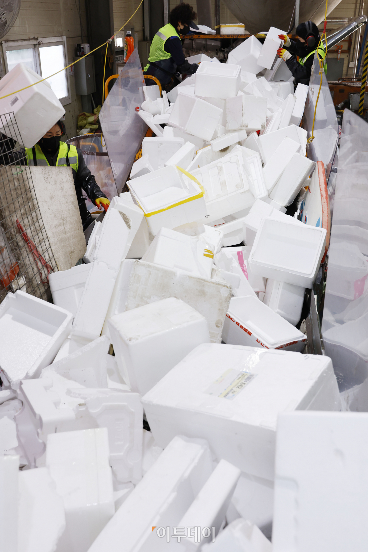 ▲설 연휴가 끝난 13일 경기 용인시 처인구 이동읍공공재활용센터에서 직원들이 스티로폼 분류 작업을 하고 있다. 조현호 기자 hyunho@