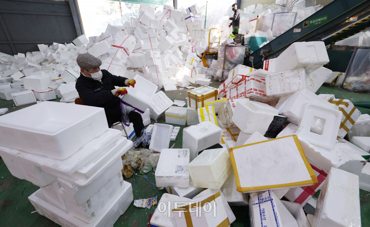 ▲설 연휴가 끝난 13일 경기 용인시 처인구 이동읍공공재활용센터에서 직원들이 스티로폼 분류 작업을 하고 있다. 조현호 기자 hyunho@