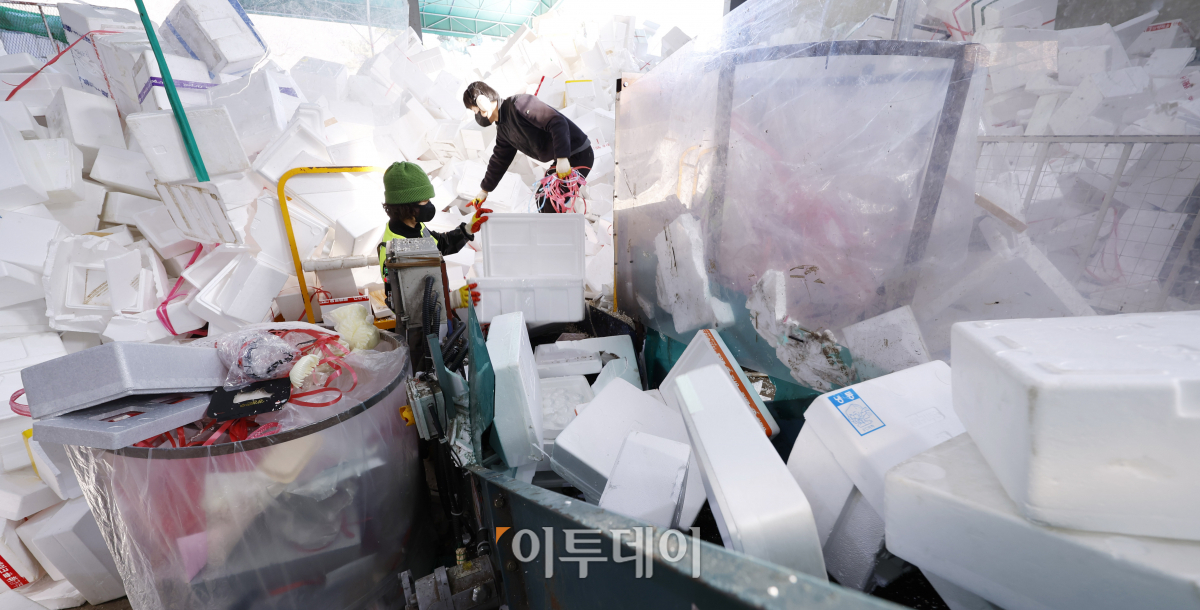 ▲설 연휴가 끝난 13일 경기 용인시 처인구 이동읍공공재활용센터에서 직원들이 스티로폼 분류 작업을 하고 있다. 조현호 기자 hyunho@