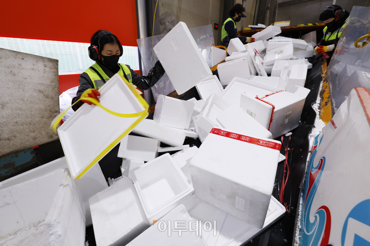 ▲설 연휴가 끝난 13일 경기 용인시 처인구 이동읍공공재활용센터에서 직원들이 스티로폼 분류 작업을 하고 있다. 조현호 기자 hyunho@