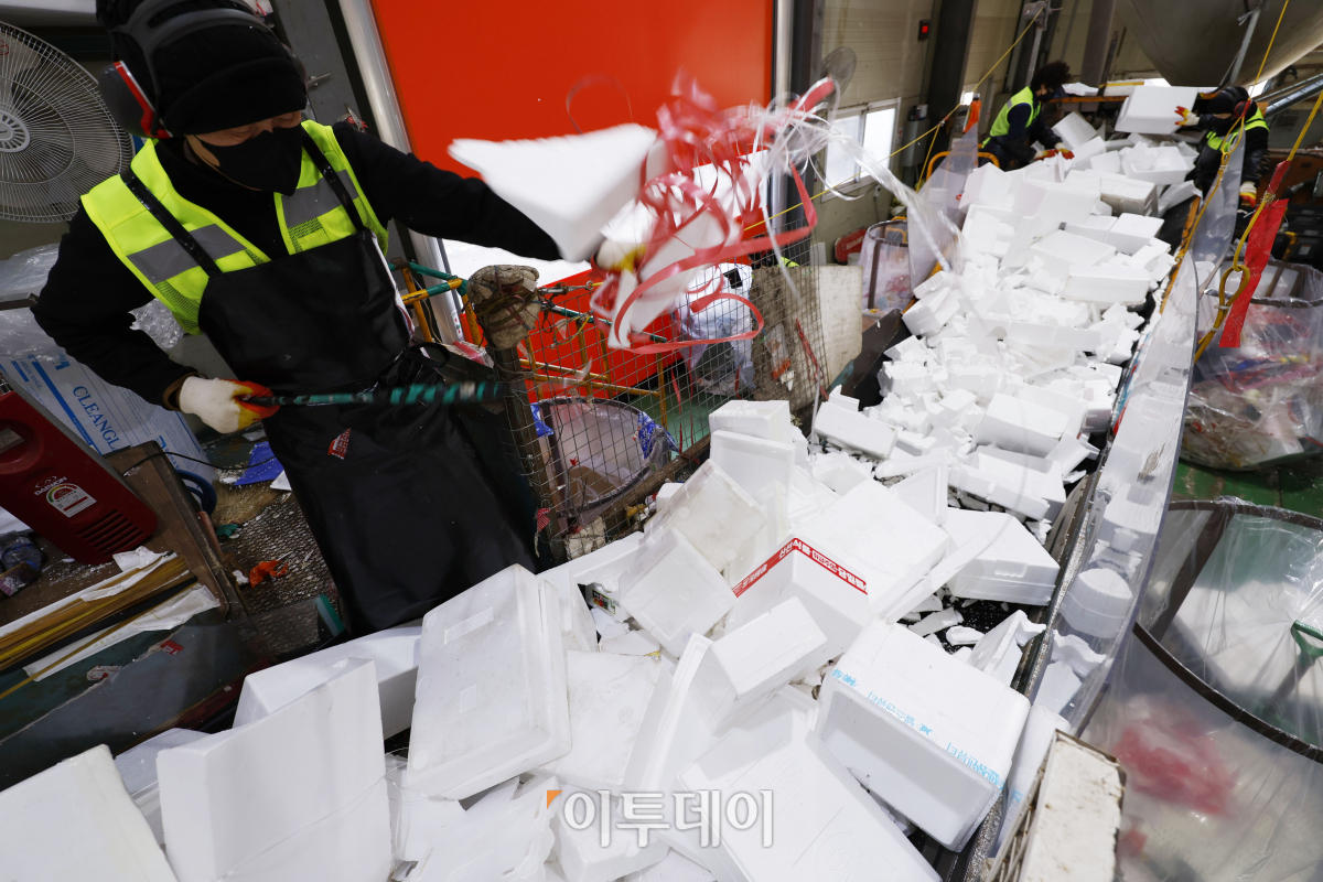 ▲설 연휴가 끝난 13일 경기 용인시 처인구 이동읍공공재활용센터에서 직원들이 스티로폼 분류 작업을 하고 있다. 조현호 기자 hyunho@