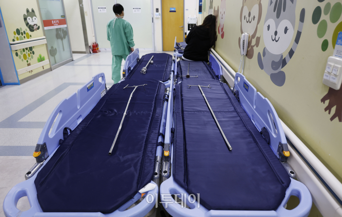 ▲13일 서울의 한 대학병원에 이동용 침대가 놓여져 있다. 정부의 의대 증원에 반발하고 있는 대한전공의협회(대전협)가 전날 밤 온라인 임시대의원총회에서 대한의사협회(의협)에 이어 비상대책위원회 체제로 전환하기로 했으며 파업 돌입 여부와 방식 등을 논의했지만 결론을 내지 못한 것으로 알려졌다. 조현호 기자 hyunho@