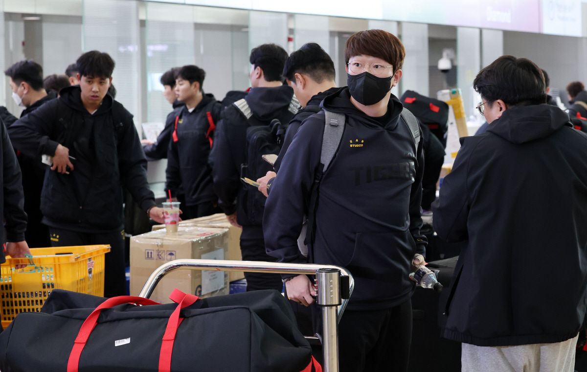 ▲ KIA 타이거즈 양현종 등 선수들이 30일 오후 2024시즌 준비를 위한 스프링캠프 참가를 위해 인천국제공항 제1여객터미널 출국장에서 탑승수속을 하고 있다. 이날 오전 장정석 전 KIA 타이거즈 단장과 김종국 전 감독은 후원사로부터 금품을 수수한 혐의로 구속 전 피의자 심문을 받아 구속 기로에 놓여있다.(뉴시스)