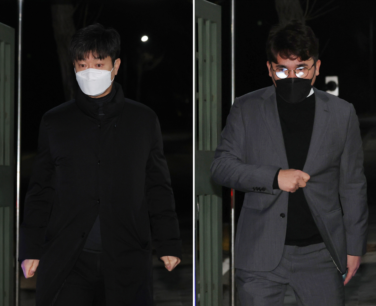 ▲후원사로부터 거액의 금품을 수수한 혐의를 받는 프로야구 KIA 타이거즈의 김종국 전 감독(왼쪽)과 장정석 전 단장이 구속영장이 기각돼 30일 오후 경기도 의왕 서울구치소를 나서고 있다.(연합뉴스)