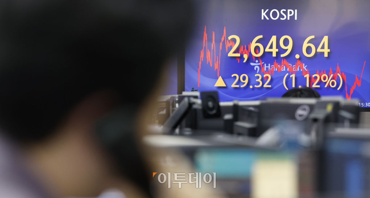 ▲설 연휴를 끝내고 맞은 첫 거래일인 13일 서울 중구 하나은행 딜링룸 전광판에 코스피가 표시되고 있다. 이날 코스피 지수는 전 거래일보다 29.32(1.12%) 포인트 오른 2649.64를 나타냈다. 조현호 기자 hyunho@