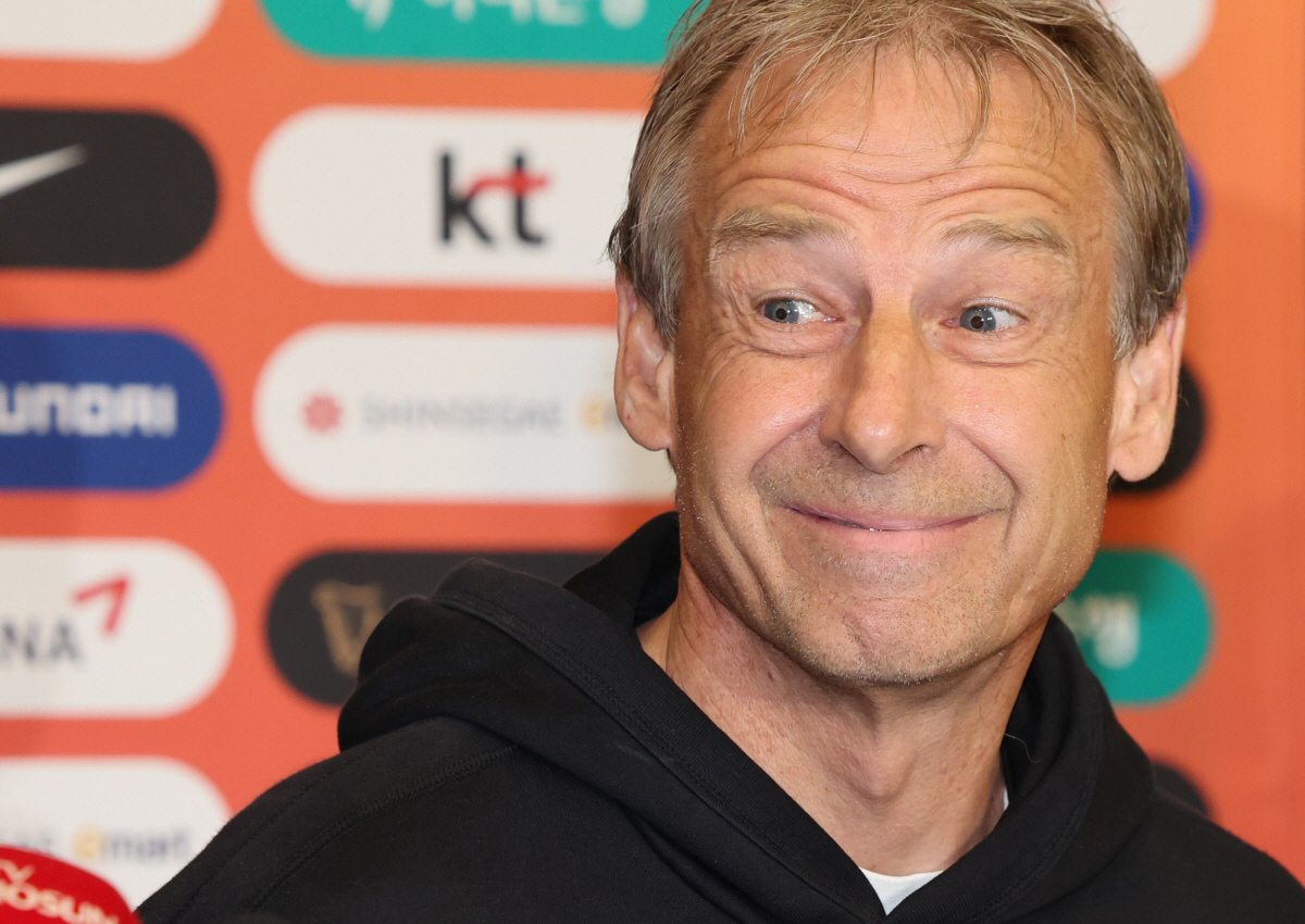 ▲2023 아시아축구연맹(AFC) 카타르 아시안컵 일정을 마친 위르겐 클린스만 대한민국 축구 국가대표팀 감독이 8일 오후 인천국제공항 제1터미널을 통해 귀국하며 취재진의 질문에 답하고 있다. (뉴시스)
