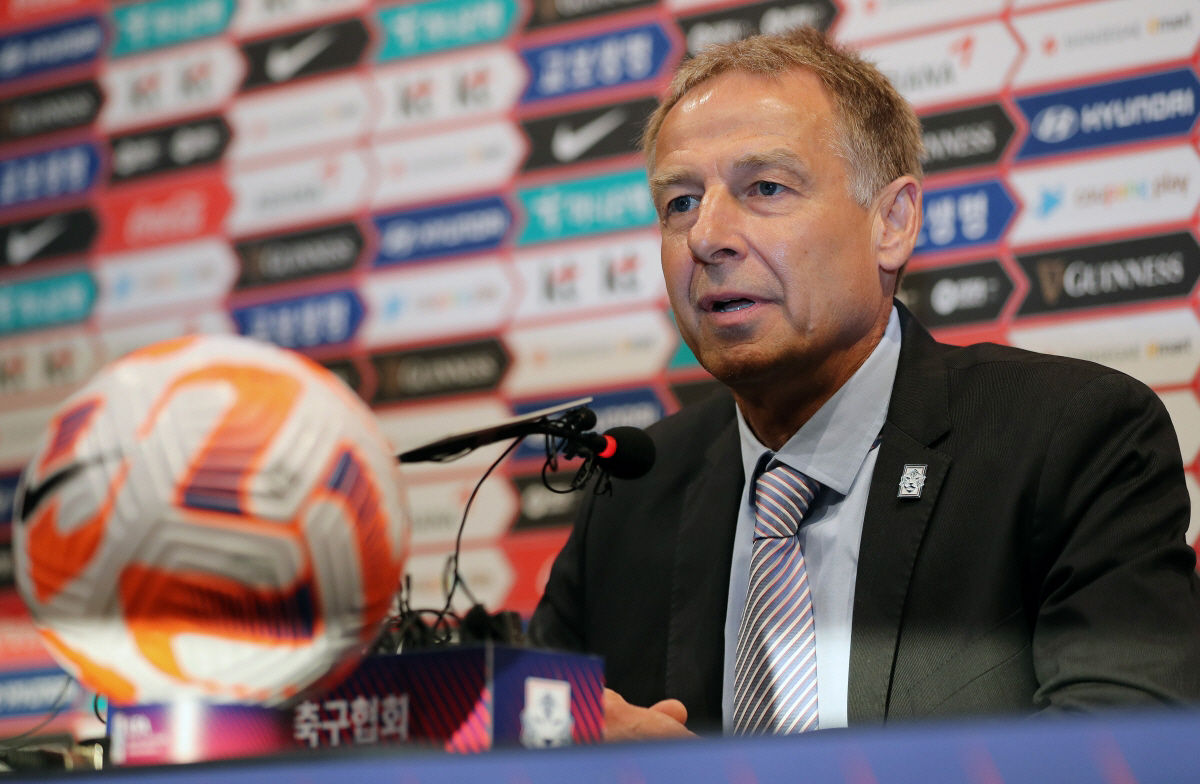 ▲위르겐 클린스만 대한민국 축구대표팀 감독이 지난해 3월 9일 오후 경기 파주시 국가대표 트레이닝센터(NFC)에서 열린 취임 기자회견에 참석해 발언하고 있다. (뉴시스)

