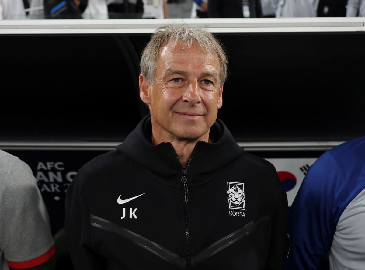 ▲대한민국 축구 대표팀 위르겐 클린스만 감독이 지난달 30일(현지시각) 카타르 알라이얀 에듀케이션 시티 스타디움에서 열린 아시아축구연맹(AFC) 2023 카타르 아시안컵 16강전 사우디아라비아 대 대한민국의 경기 시작 전 경기장을 바라보고 있다. (뉴시스)
