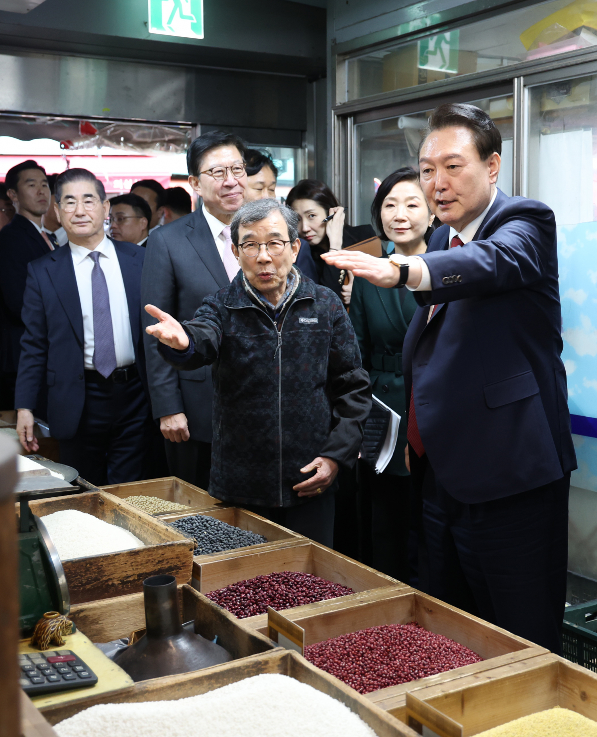 ▲윤석열 대통령이 13일 오후 부산 동래구 동래시장의 쌀가게를 방문해 상인과 대화하고 있다. (연합뉴스)
