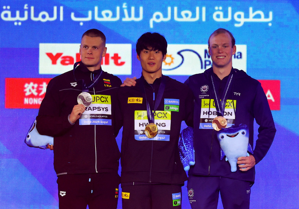 ▲황선우(21·강원도청)가 14일(한국시간) 카타르 도하 어스파이어돔에서 열린 2024 세계수영선수권대회 남자 자유형 200m 결승에서 금메달을 목에 걸었다.  (로이터/연합뉴스)