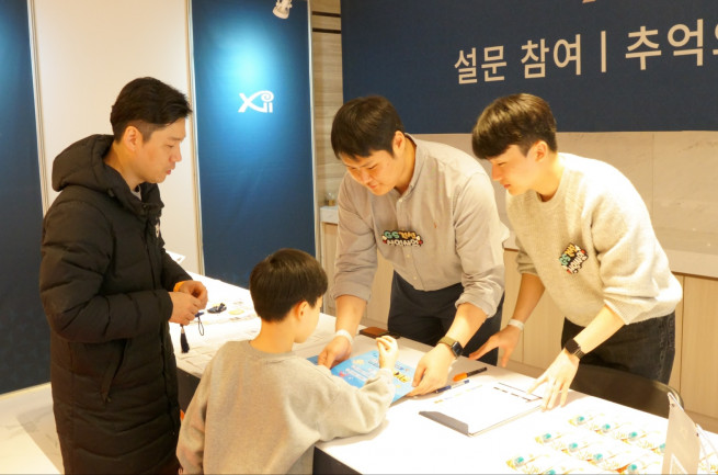 ▲경기도 광주시에 들어서는 자이(Xi) 아파트 입주자 사전 방문 행사에 참석한 GS건설 신입사원들이 입주 예정자들에 설문을 받고 있다. (사진제공=GS건)