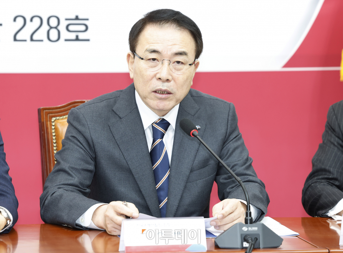 ▲조용병 전국은행연합회 회장이 14일 서울 여의도 국회에서 열린 고금리 위기 극복과 신산업 전환을 위한 맞춤형 기업금융 지원방안 민·당·정협의회에서 인사말을 하고 있다. 조현호 기자 hyunho@