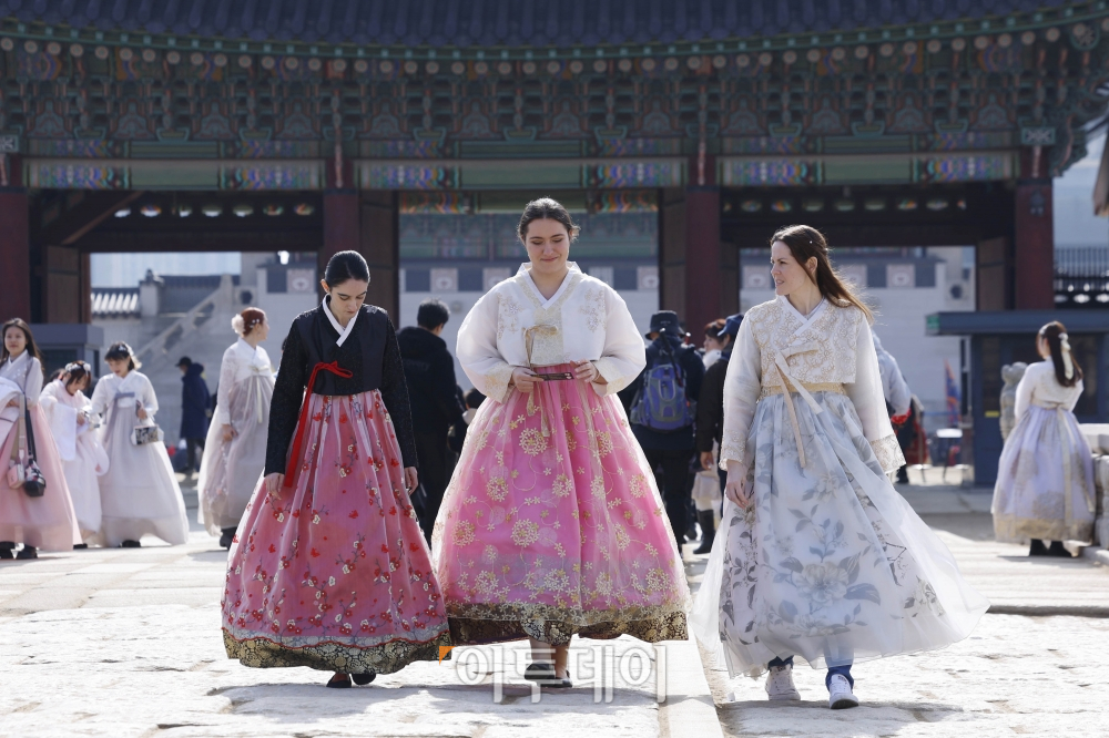 ▲서울 종로구 경복궁에서 비교적 가벼운 옷차림을 한 외국인 관광객들이 즐거운 시간을 보내고 있다. 조현호 기자 hyunho@
