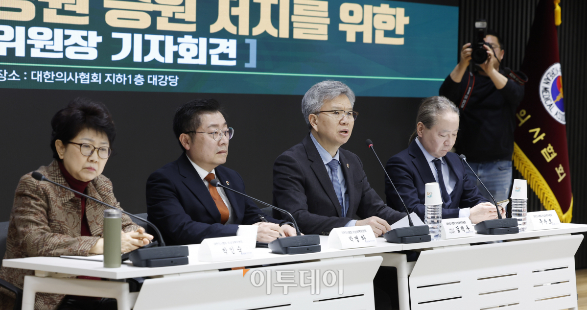 ▲김택우 대한의사협회 비상대책위원회 위원장 겸 투쟁위원장이 14일 서울 용산구 대한의사협회 회관에서 정부의 일방적인 의대정원 증원 저지를 위한 비상대책위원회 위원장 기자회견을 하고 있다. 조현호 기자 hyunho@