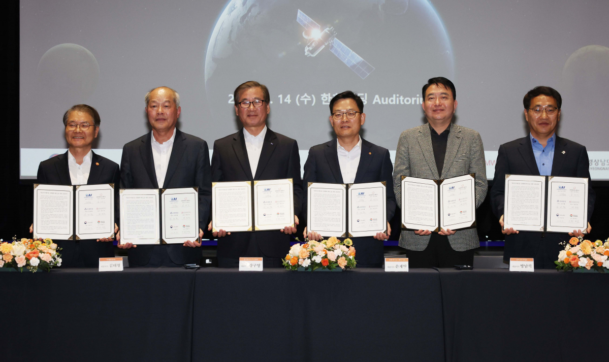 ▲이정식 고용노동부 장관 등이 14일 서울 중구 한화에어로스페이스 서울본사에서 열린 ‘항공우주제조업 원하청 상생협력 공동선언식’에서 협약서에 서명한 뒤 기념촬영을 하고 있다. 사진 왼쪽부터 이 장관, 김태형 미래항공 대표이사, 강구영 한국항공우주산업(KAI) 대표이사, 손재일 한화에어로스페이스 대표이사, 방남석 삼우금속공업 대표이사, 최만림 경상남도 행정부지사. 신태현 기자 holjjak@