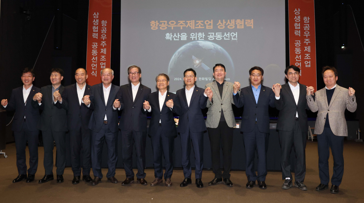 ▲이정식 고용노동부 장관 등이 14일 서울 중구 한화에어로스페이스 서울본사에서 열린 ‘항공우주제조업 원하청 상생협력 공동선언식’에서 협약서에 서명한 뒤 기념촬영을 하고 있다. 이 자리엔 이 장관과 김태형 미래항공 대표이사, 강구영 한국항공우주산업(KAI) 대표이사, 손재일 한화에어로스페이스 대표이사, 방남석 삼우금속공업 대표이사, 최만림 경상남도 행정부지사 등이 참석했다. 신태현 기자 holjjak@