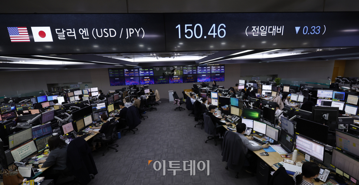▲14일 서울 중구 하나은행 딜링룸 전광판에 달러·엔 환율이 표시되고 있다. 미국의 1월 소비자물가지수가 작년 동월 대비 3.1% 올라 전문가 예상치를 웃돌면서 금리 인하 기대감이 낮아져 달러 강세 현상이 나타나고 있다. 간밤 미국 뉴욕 외환시장에서 달러당 엔화 환율은 전장보다 0.97% 상승한 150.79엔을 기록했다. 달러·엔 환율이 150엔을 넘어선 것은 지난해 11월 이후 3개월 만이다. 조현호 기자 hyunho@