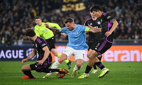 ▲라치오 공격수 치로 임모빌레(가운데)가 15일 오전 5시(한국시간) 이탈리아 로마 스타디오 올림피코에서 열린 2023-24시즌 유럽축구연맹(UEFA) 챔피언스리그(UCL) 16강 바이에른 뮌헨과의 경기에서 볼 다툼을 하고 있다. (AFP/연합뉴스)
