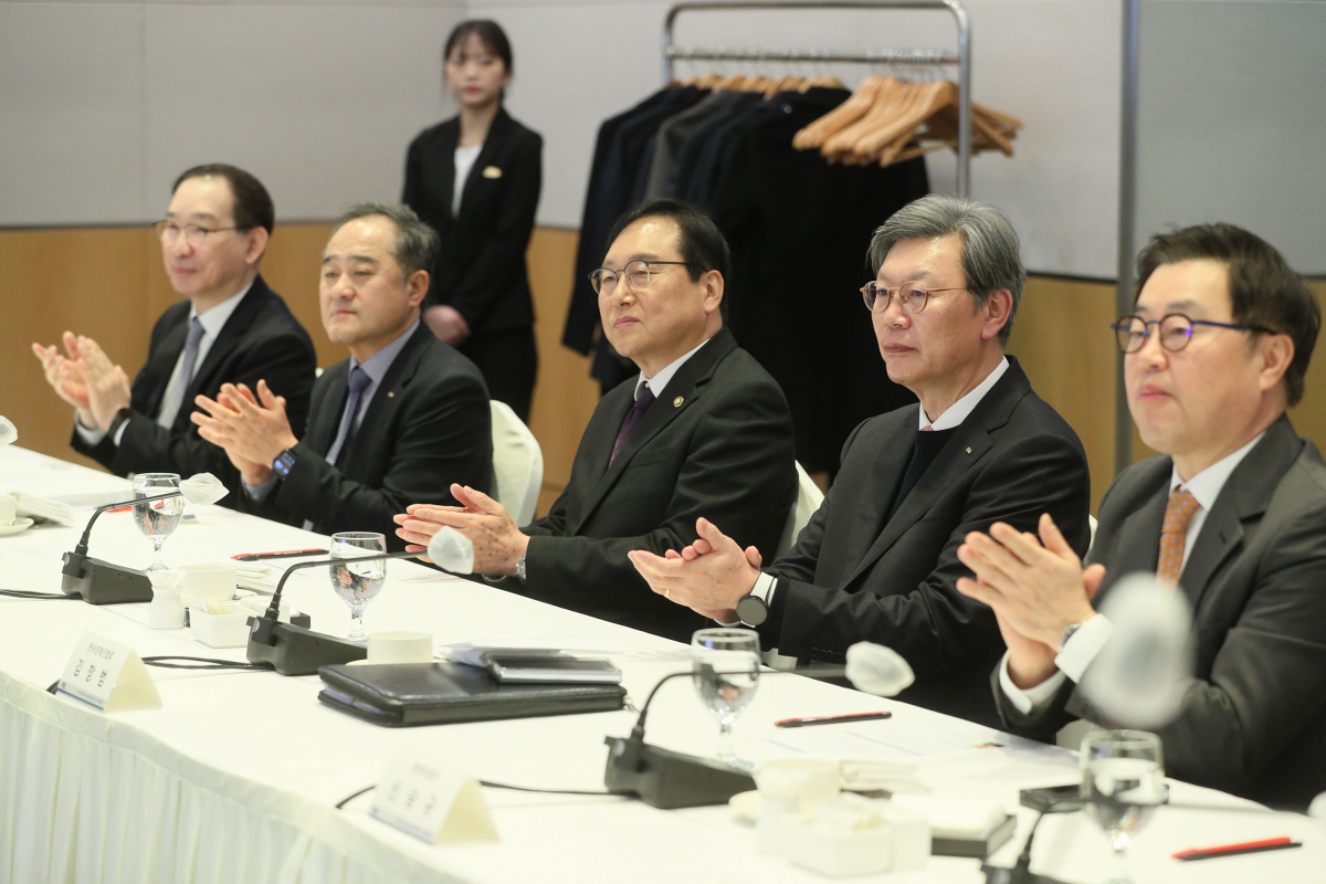 ▲(왼쪽부터) 김경한 포스코 부사장, 정철 한국경제연구원 원장, 정인교 산업통상자원부 통상교섭본부장, 김창범 한국경제인협회 부회장, 신승규 현대자동차 전무가 15일 열린 글로벌 경제 현안대응 임원협의회 2차 회의에서 참석자 소개에 박수치고 있다.