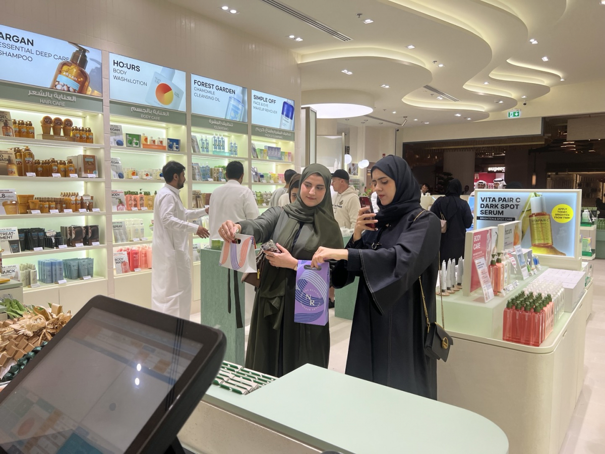 ▲두바이몰 네이처리퍼블릭 매장에서 제품을 구매 중인 중동 고객들 (사진제공=네이처리퍼블릭)