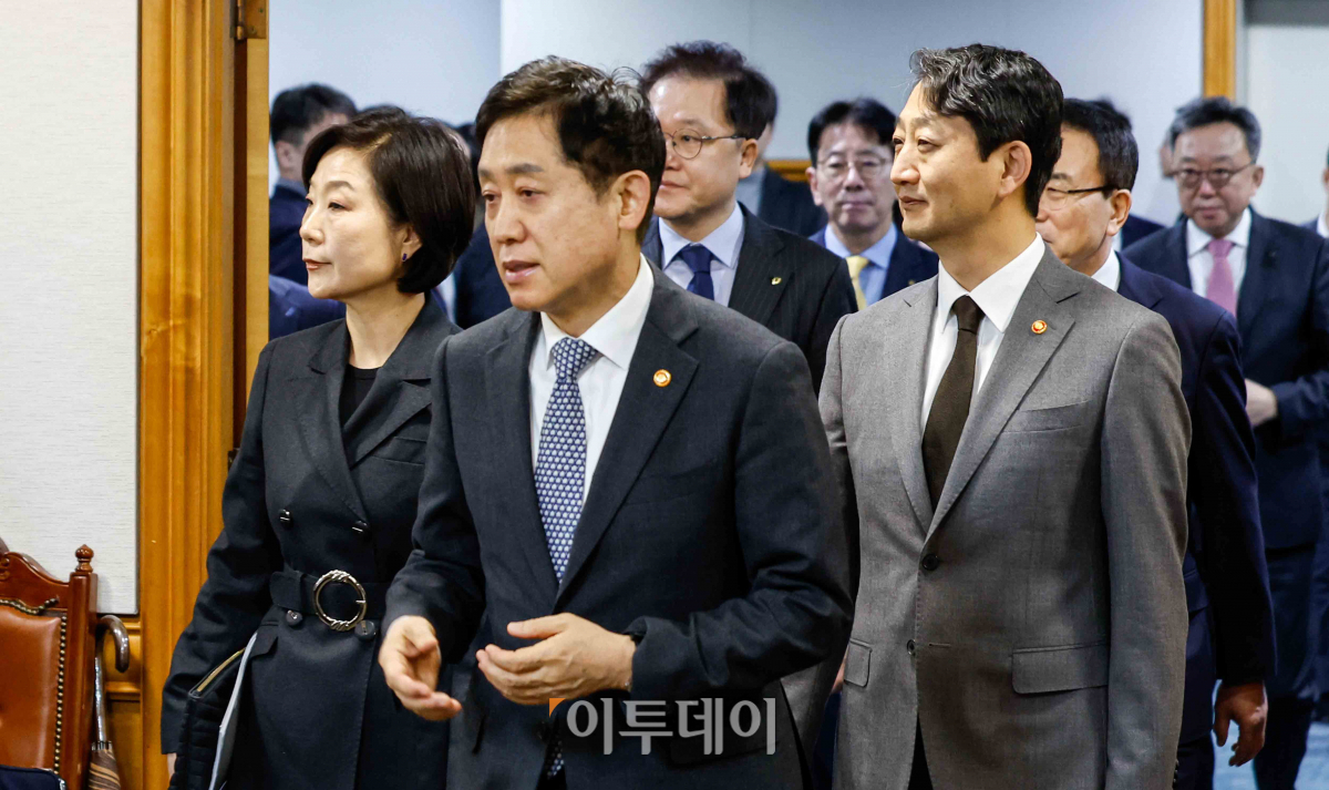 ▲김주현 금융위원회 위원장과 안덕근 산업통상자원부 장관, 오영주 중소벤처기업부 장관이 15일 서울 중구 은행회관에서 열린 맞춤형 기업금융 간담회에 참석하고 있다. 조현호 기자 hyunho@