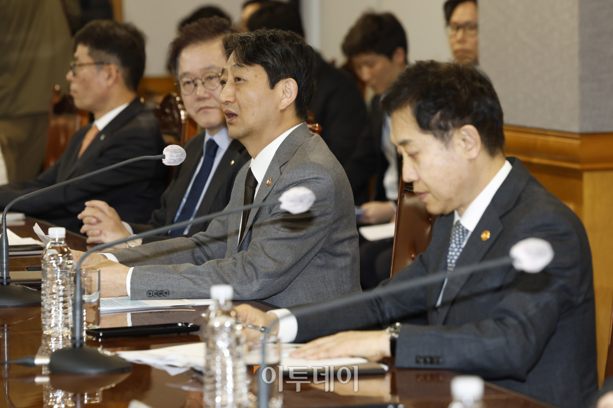 ▲안덕근 산업통상자원부 장관이 15일 서울 중구 은행회관에서 열린 맞춤형 기업금융 지원 관련 간담회에서 모두발언을 하고 있다. 조현호 기자 hyunho@