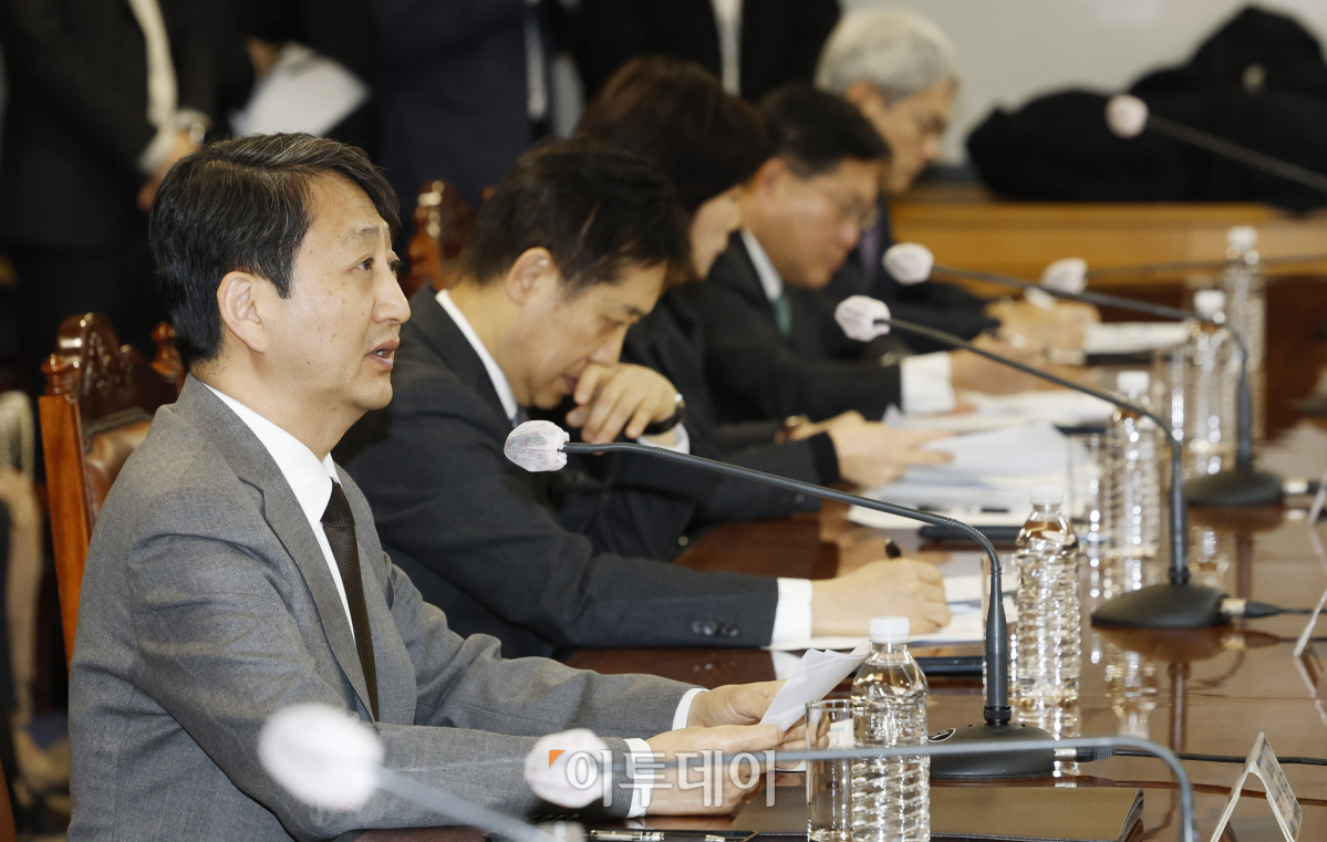 ▲안덕근 산업통상자원부 장관이 15일 서울 중구 은행회관에서 열린 맞춤형 기업금융 지원 관련 간담회에서 모두발언을 하고 있다. 조현호 기자 hyunho@