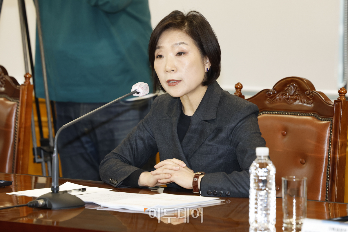 ▲오영주 중소벤처기업부 장관이 15일 서울 중구 은행회관에서 열린 맞춤형 기업금융 지원 관련 간담회에서 모두발언을 하고 있다. 조현호 기자 hyunho@