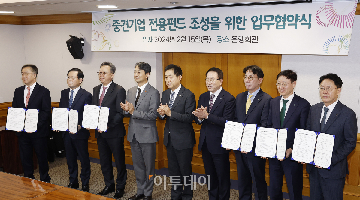 ▲김주현(가운데) 금융위원장과 안덕근 산업통상자원부 장관, 조용병 은행연합회장, 허성무 한국성장금융투자운용 대표이사 등 5대 시중 은행장들이 15일 서울 중구 은행회관에서 열린 중견기업 전용펀드 조성을 위한 업무협약식에서 기념단체 사진을 찍고 있다. 왼쪽부터, 허성무 한국성장금융투자운용 대표이사, 조병규 우리은행장, 정상혁 신한은행장, 안 장관, 김 위원장, 조 회장, 이재근 국민은행장, 이승열 하나은행장, 이석용 농협은행장. 조현호 기자 hyunho@