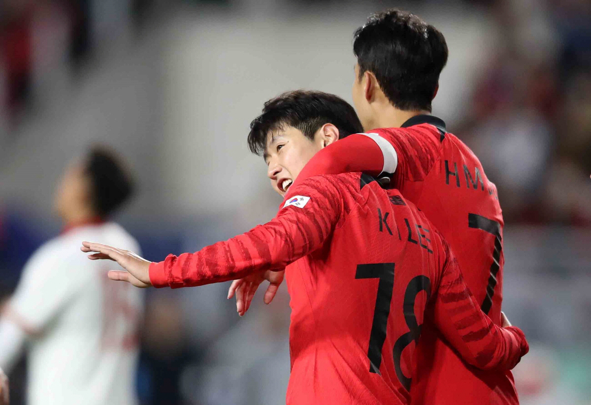 ▲지난해 10월 17일 오후 경기 수원월드컵경기장에서 열린 하나은행 초청 축구 국가대표 평가전 대한민국과 베트남의 경기, 후반전 한국 이강인이 팀의 다섯 번째 골을 넣은 뒤 손흥민과 기뻐하고 있다.(뉴시스)
