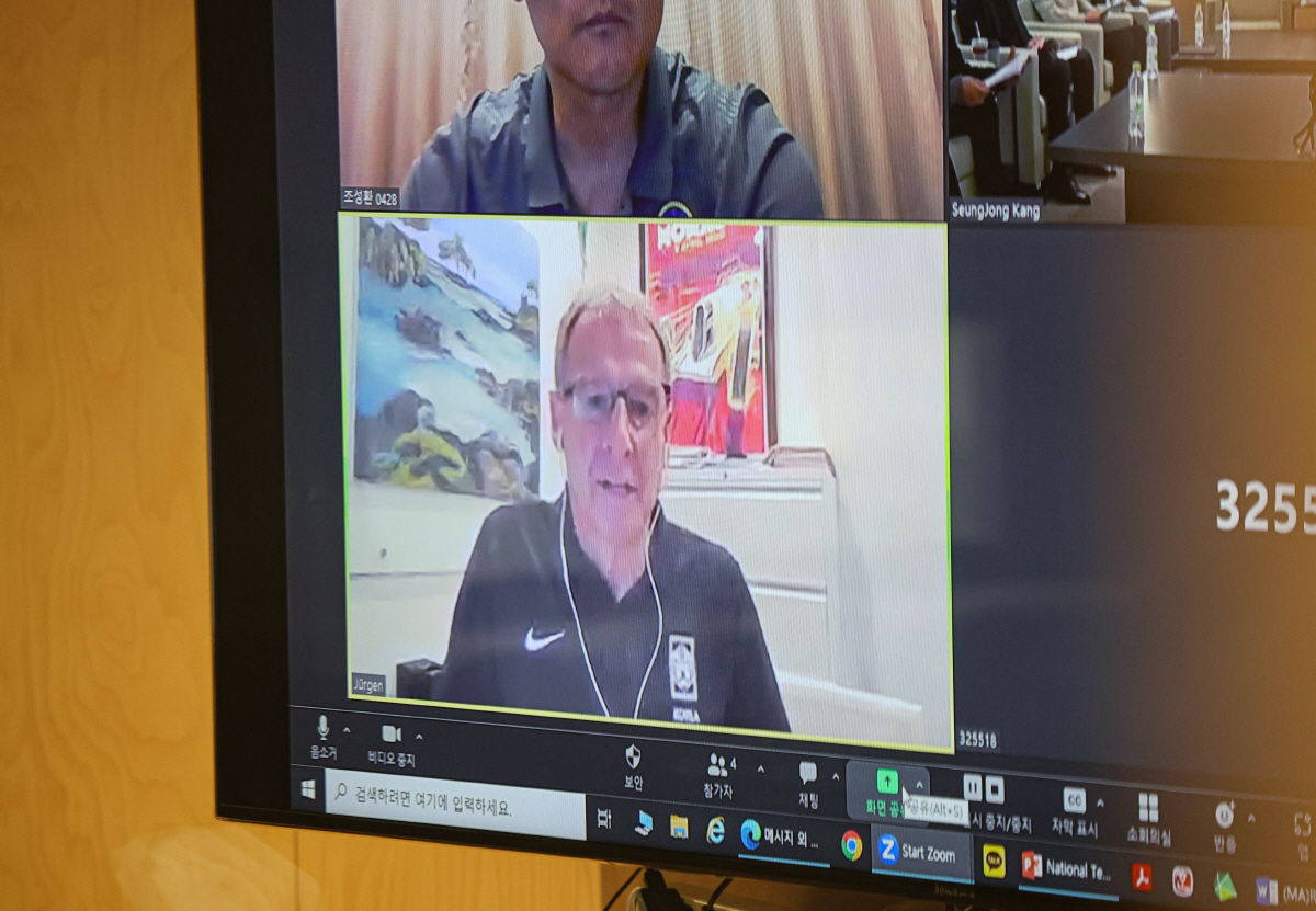 ▲위르겐 클린스만 축구대표팀 감독이 15일 오전 서울 종로구 대한축구협회에서 2023 AFC 카타르 아시안컵 성과를 평가하기 위해 열린 2024년도 제1차 국가대표전력강화위원회에 화상으로 참석하고 있다. 연합뉴스
