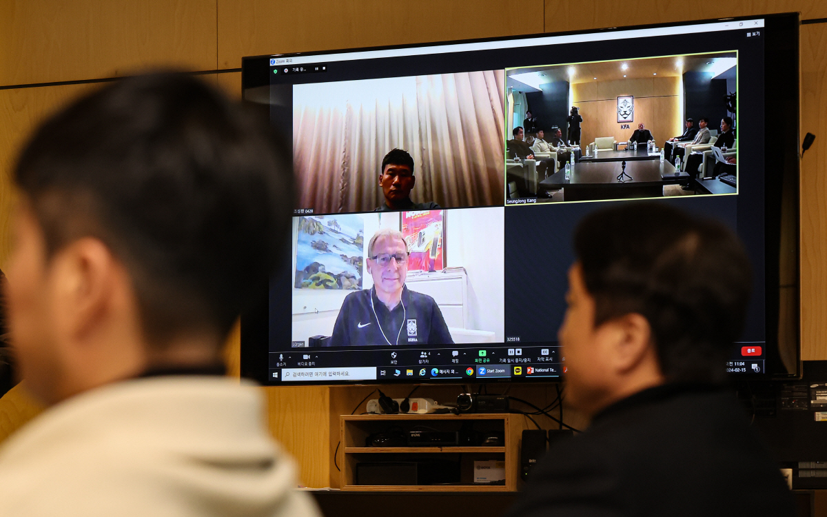 ▲위르겐 클린스만 축구대표팀 감독이 15일 오전 서울 종로구 대한축구협회에서 2023 AFC 카타르 아시안컵 성과를 평가하기 위해 열린 2024년도 제1차 국가대표전력강화위원회에 화상으로 참석하고 있다. 연합뉴스
