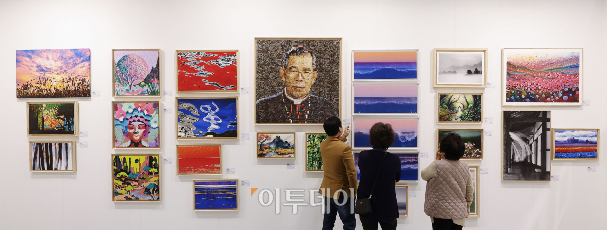 ▲15일 서울 강남구 코엑스에서 열린 2024 월드아트엑스포에서 관람객들이 전시를 살펴보고 있다. 조현호 기자 hyunho@