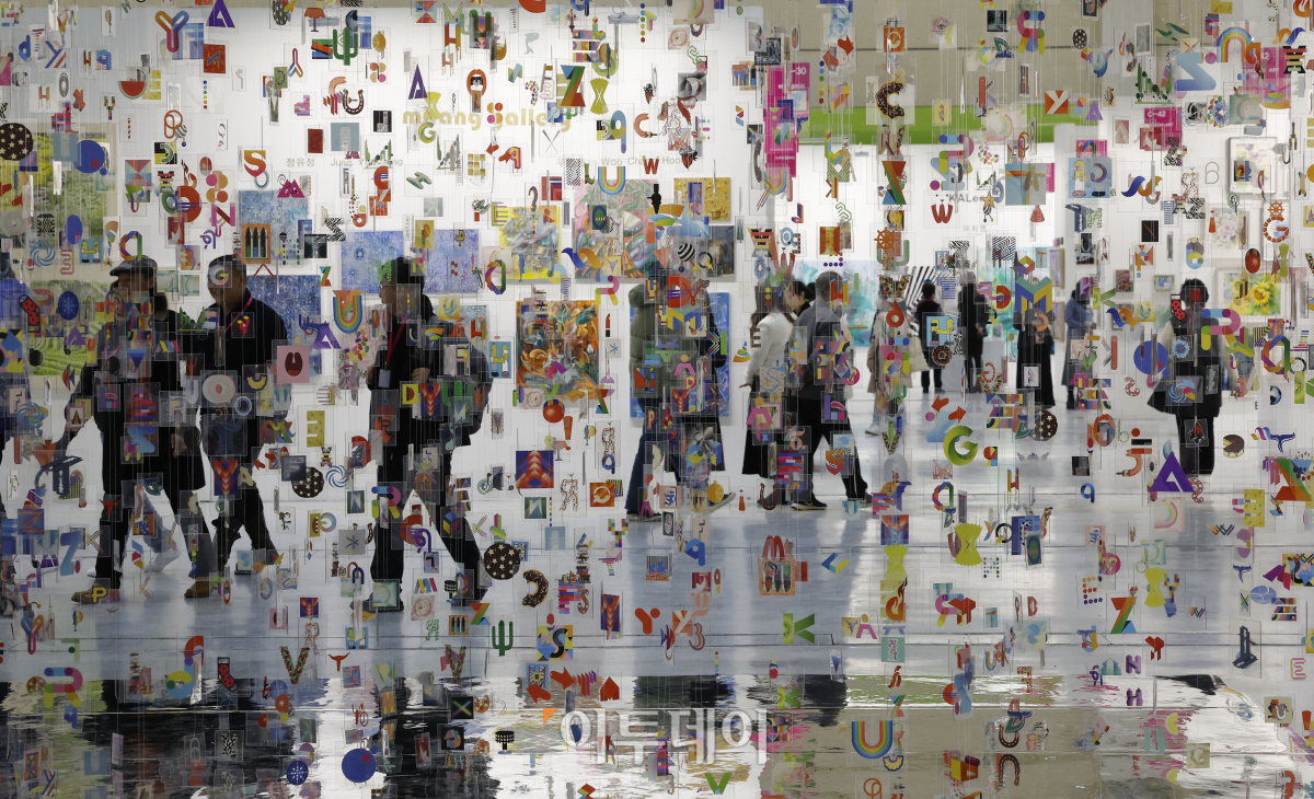 ▲15일 서울 강남구 코엑스에서 열린 2024 월드아트엑스포에서 관람객들이 전시를 살펴보고 있다. 조현호 기자 hyunho@