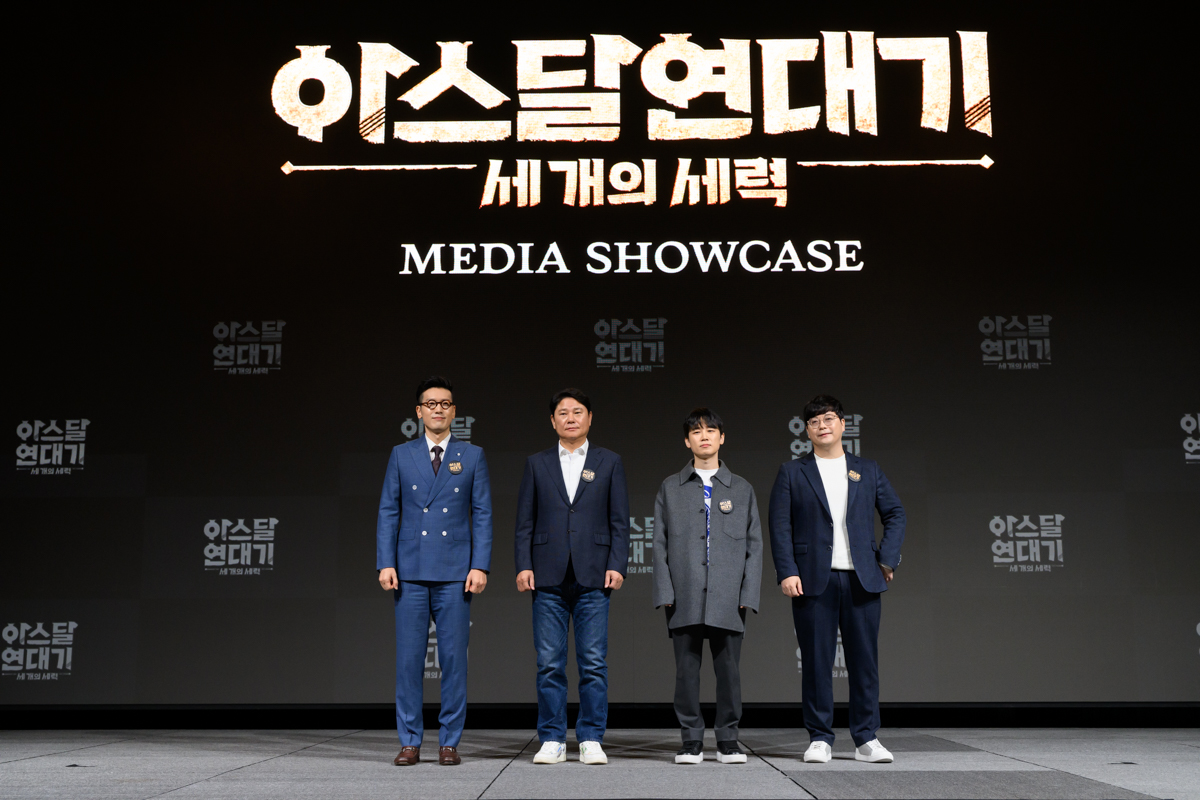 ▲(왼쪽부터)박영재 넷마블 사업그룹장, 권영식 넷마블 대표, 서우원 넷마블에프앤씨 대표, 장현진 넷마블에프앤씨 개발총괄이 15일 서울 구로구 넷마블지타워에서 열린 MMORPG '아스달 연대기: 세 개의 세력' 미디어 쇼케이스에서 기념사진을 찍고 있다.  (사진제공=넷마블)