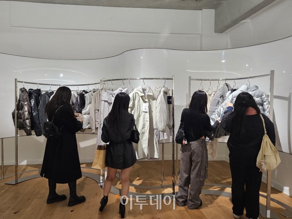 ▲15일 오후 서울 용산구 현대카드 바이닐앤플라스틱앤 스토리지에서 열린 무신사 2024 가을·겨울(FW) 시즌 프리뷰 현장에서 고객들이 다음 시즌 의류를 구경하고 있다. (문현호 기자 m2h@)