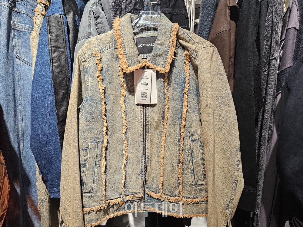 ▲도프제이슨이 무신사 2024 가을·겨울(FW) 시즌 프리뷰에서 선보인 데님 자켓. (문현호 기자 m2h@)