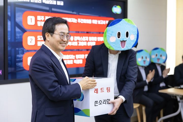 ▲ 14일 오후 경기도청 북부청사 2층 상황실에서 열린 2월 도정 열린회의에서 김동연 경기도지사가 레드팀 쓴소리함을 전달받고 있다. (경기도)