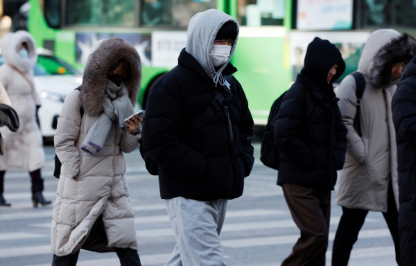 ▲지난달 23일 서울 종로구 광화문역 일대에서 두꺼운 외투를 입은 시민들이 발걸음을 재촉하고 있다. (조현호 기자 hyunho@)
