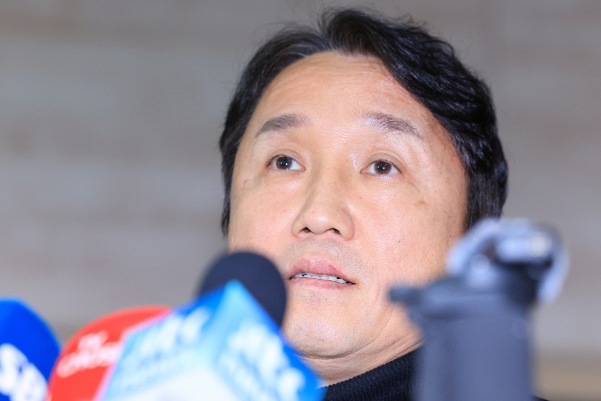 ▲황보관 대한축구협회 기술본부장이 15일 오후 서울 종로구 축구회관에서 2024년도 제1차 국가대표전력강화위원회 회의 결과를 설명하고 있다. 이날 국가대표전력강화위원회는 위르겐 클린스만 국가대표팀 감독의 경질을 협회에 건의했다. (연합뉴스)
