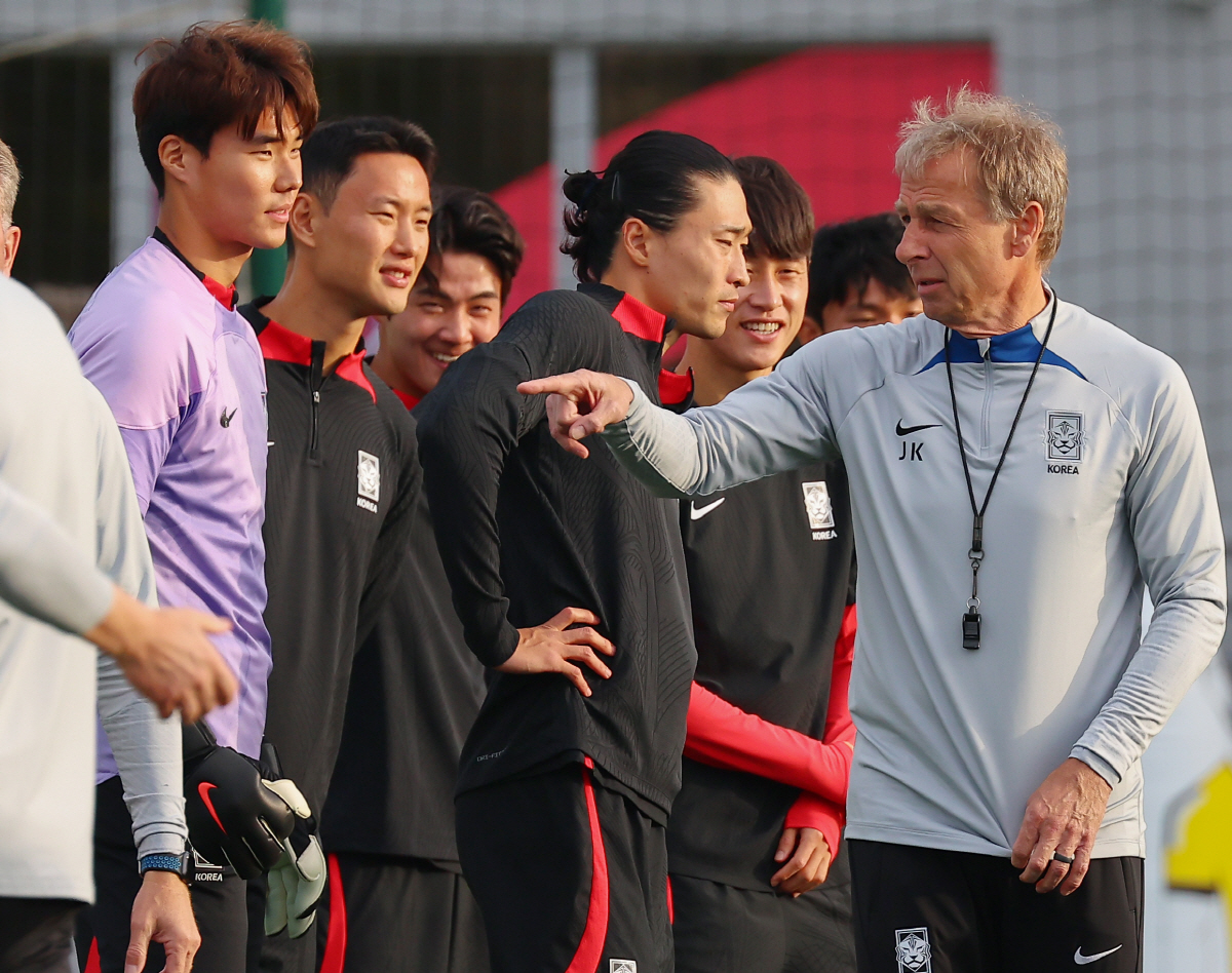 ▲2023 아시아축구연맹(AFC) 아시안컵 4강전 한국과 요르단의 경기를 하루 앞둔 5일(현지시간) 카타르 도하 알에글라 훈련센터에서 위르겐 클린스만 감독이 선수들과 미팅을 하고 있다.(연합뉴스)