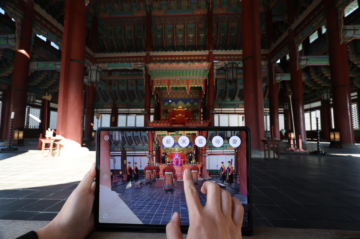 ▲지난해 11월 21일 경복궁 근정전에서 열린 '1887 경복궁 진하례 디지털 재현 오픈식'에서 증강현실(AR)·확장현실(XR)로 재구성된 역사문화 관광콘텐츠를 공개하고 있다. (뉴시스)